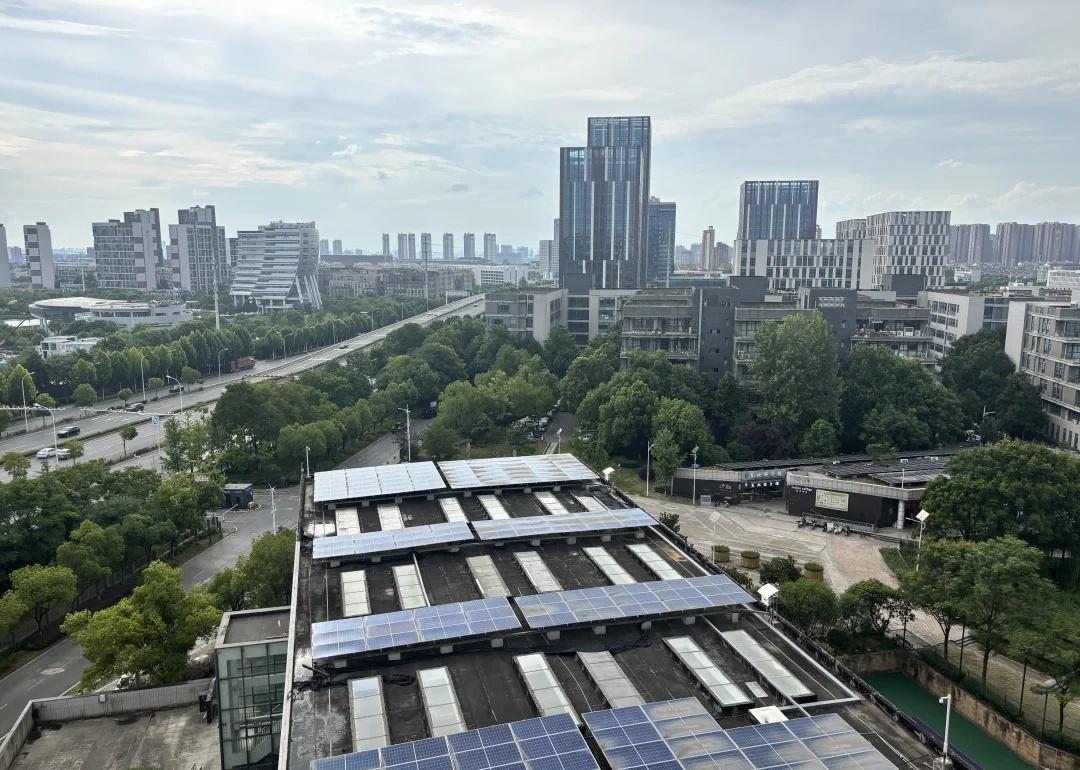 9月3日，江城实验室先进封装综合实验平台二期项目现场一片繁忙，工程师们正为9月底
