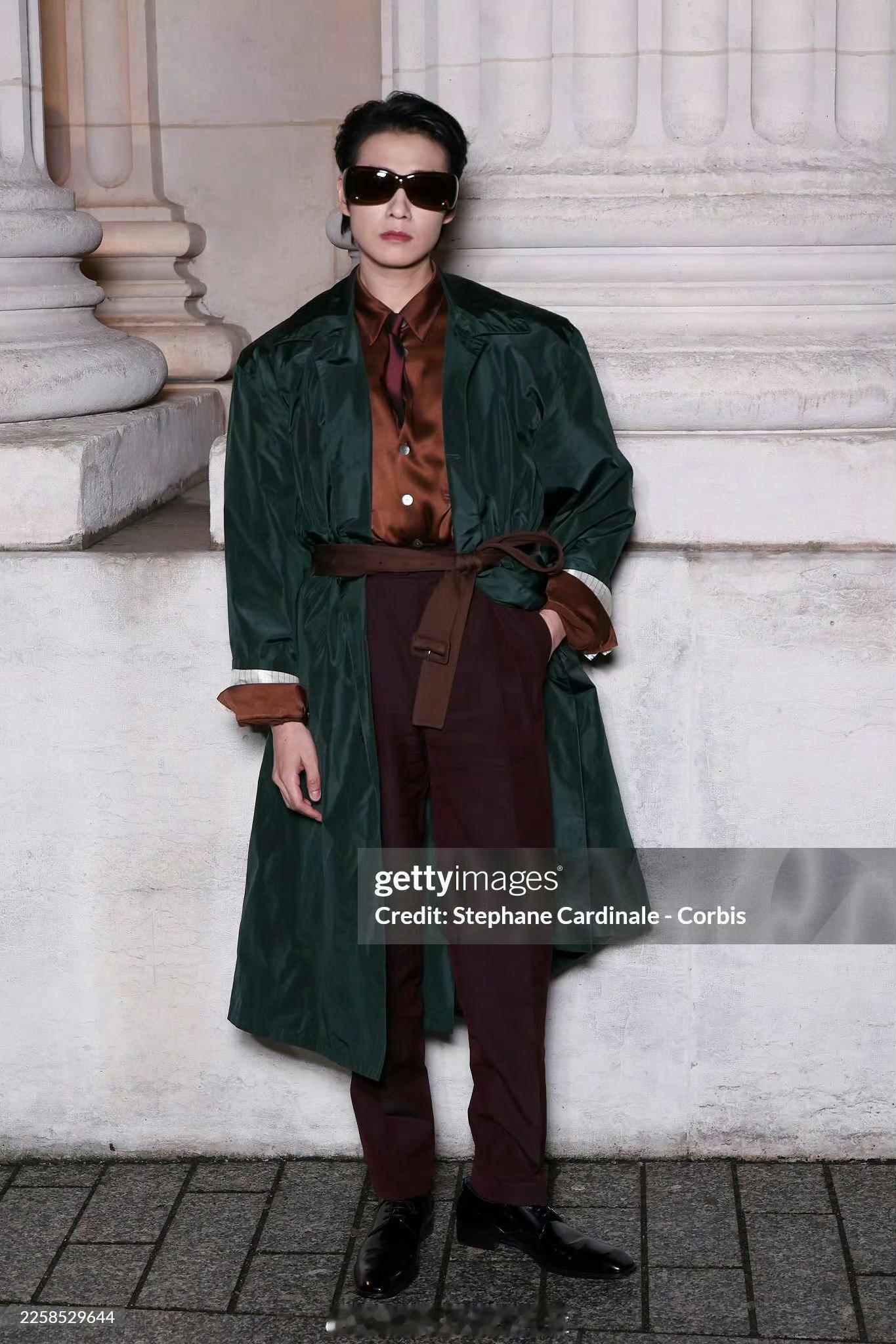 周迅，魏大勋，周也巴黎时装周看秀g社图周也造型和周迅一样老气，反而魏大勋比较精彩