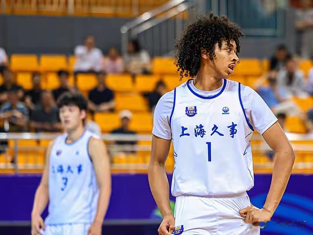 全国U21青年男篮锦标赛，代表上海队出战的混血球员朱正在与青岛男篮的比赛中狂砍3