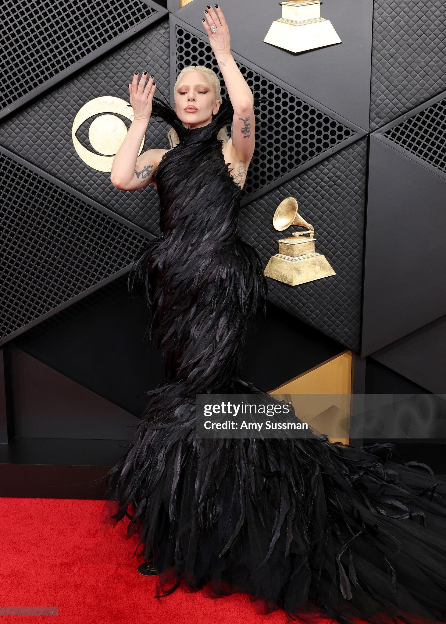 Lady Gaga 以一身 Matières Fécales 特别定制黑色羽毛拖