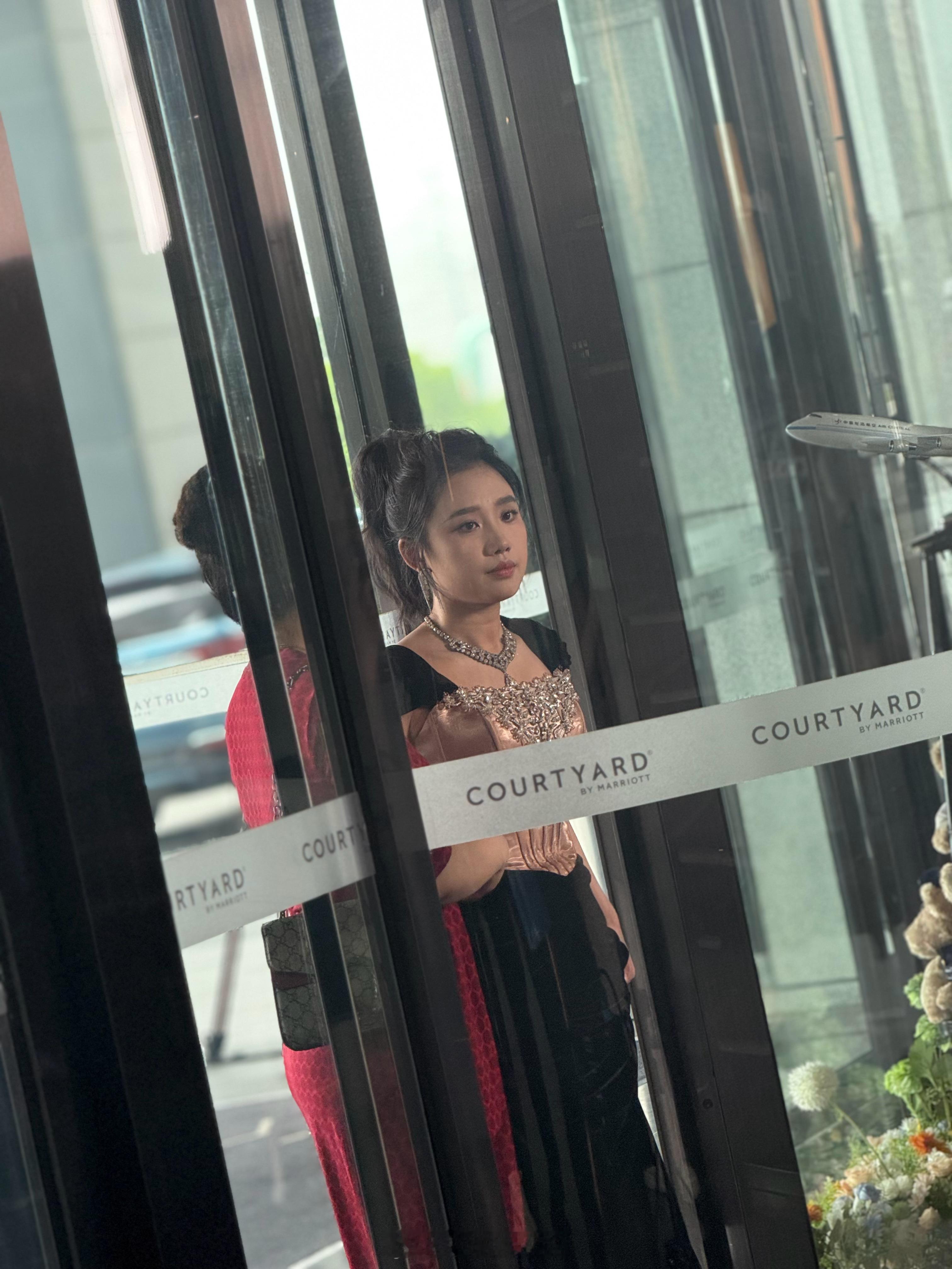 不愧是短剧之乡大郑州，一大早酒店楼下就开始拍短剧了 ​​​