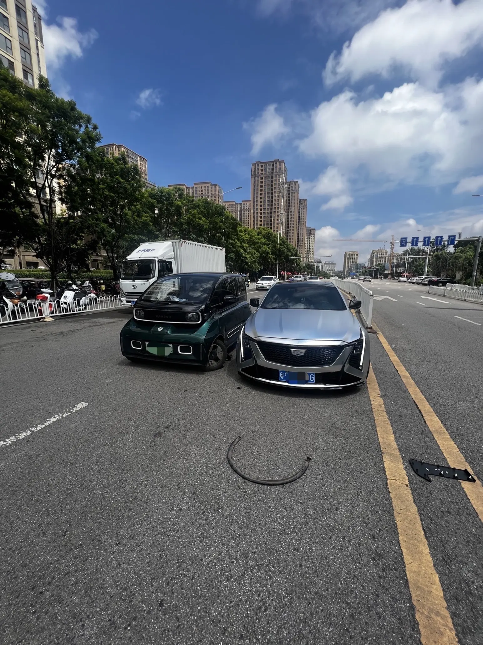 凯迪碰剁椒鱼头 衣角微脏 接下来贴个什么膜呢？换个什么叶子板呢？