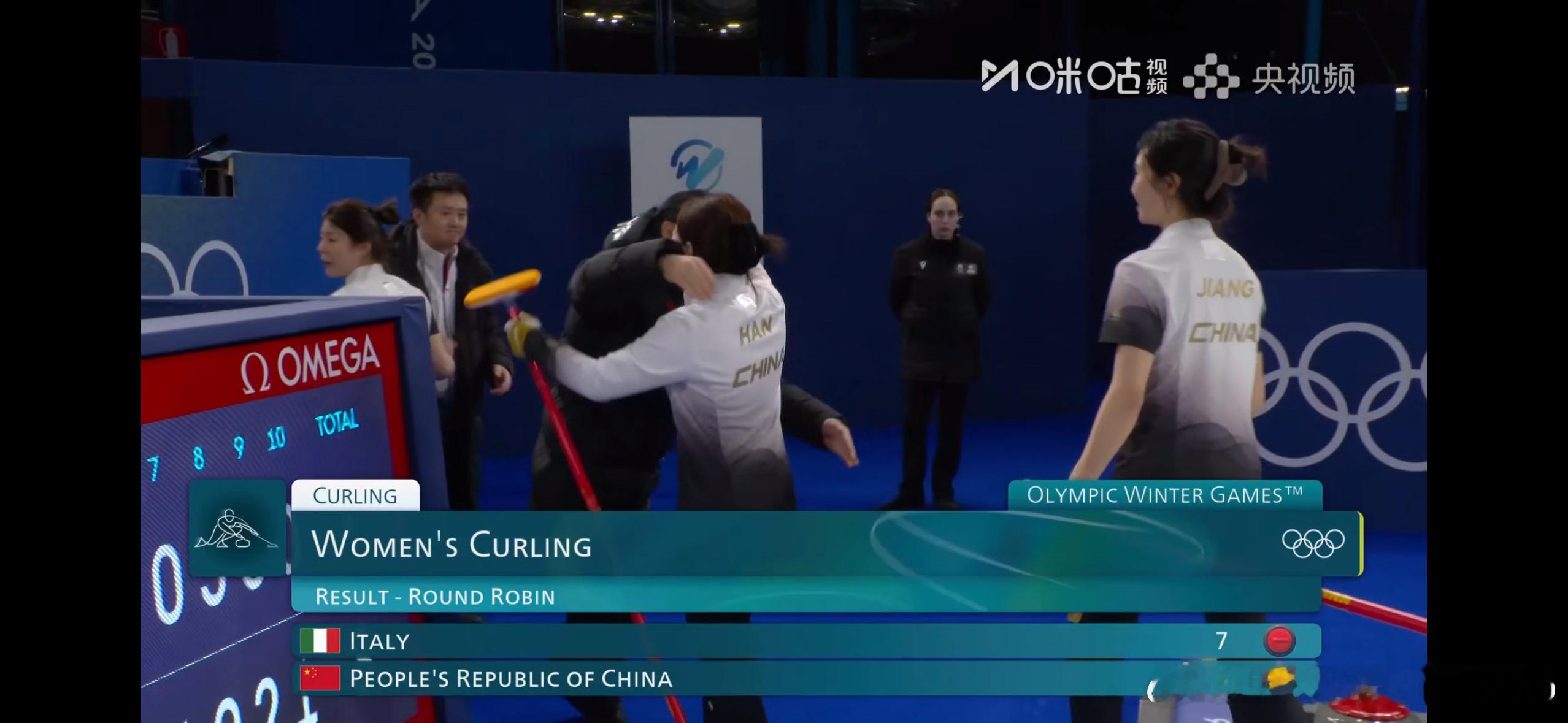 中国冰壶女队8比7意大利赢了！！！中国女子冰壶队8-7意大利！！！最后第10局先