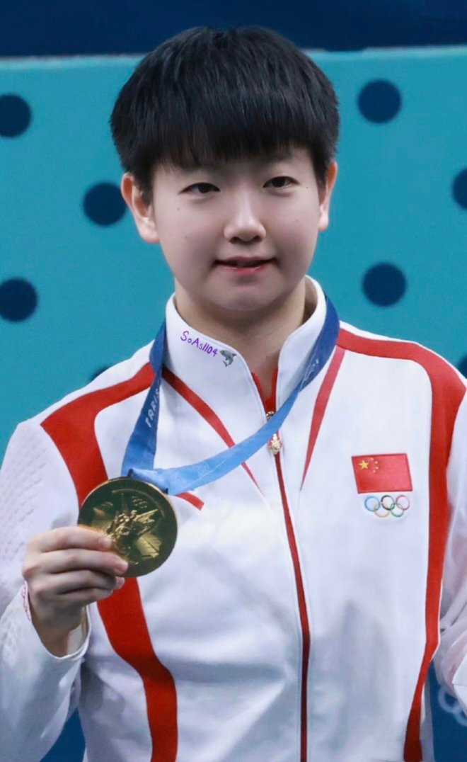 孙颖莎，乒乓球台上的闪耀新星，每一次挥拍都充满力量与决心。 