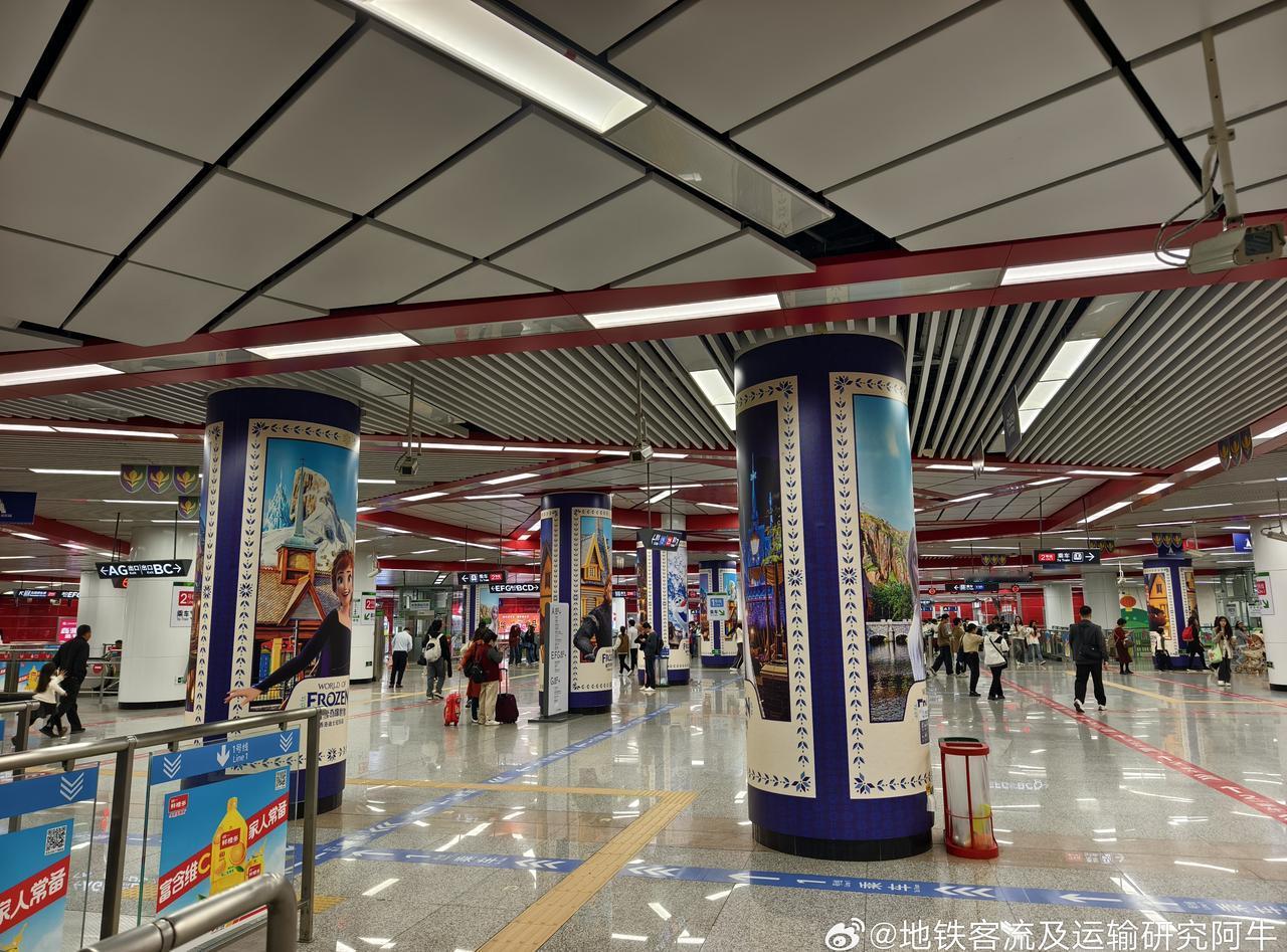 图1-2为东莞地铁2号线市民中心站厅，图3-5为2号线市民中心往虎门火车站客流情