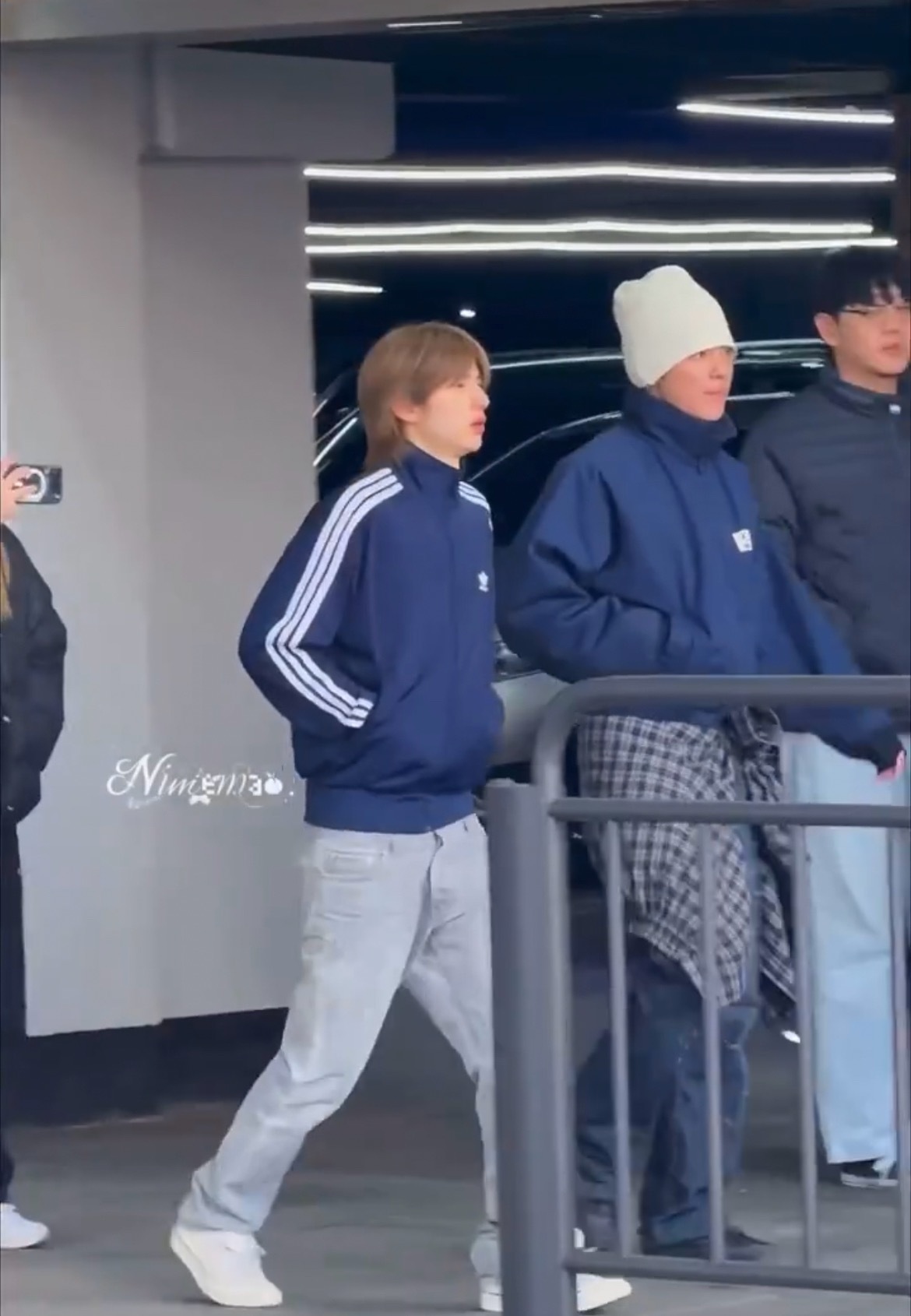 冬天了呀额滴宝宝怎么穿这么少 