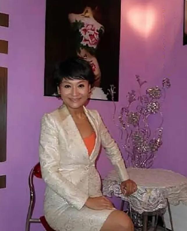 “在美国当狗，也比在中国当人强！”前央视主持人，和央视撕破脸只为嫁一个美国人，没