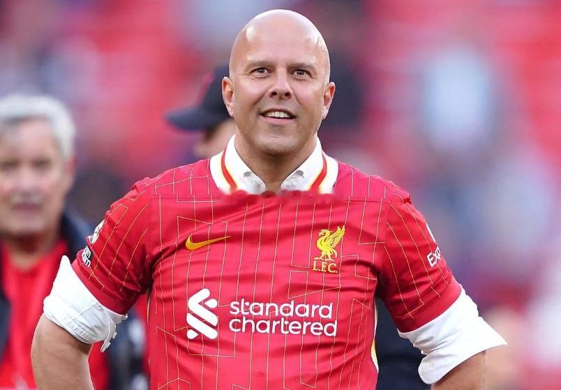 记者本.雅各布斯今日在视频节目中谈到利物浦的换帅传闻，他表示俱乐部高层依然对斯洛