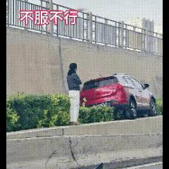 这开车技术，你是怎么练成的，我佩服的五体投地，厉害了，我的妹。