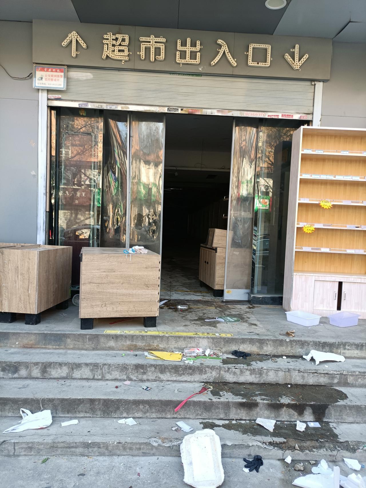 现在实体店生意越来越难做！[泪奔]
前两天朋友说他路过他们小区一超市门口，发现里