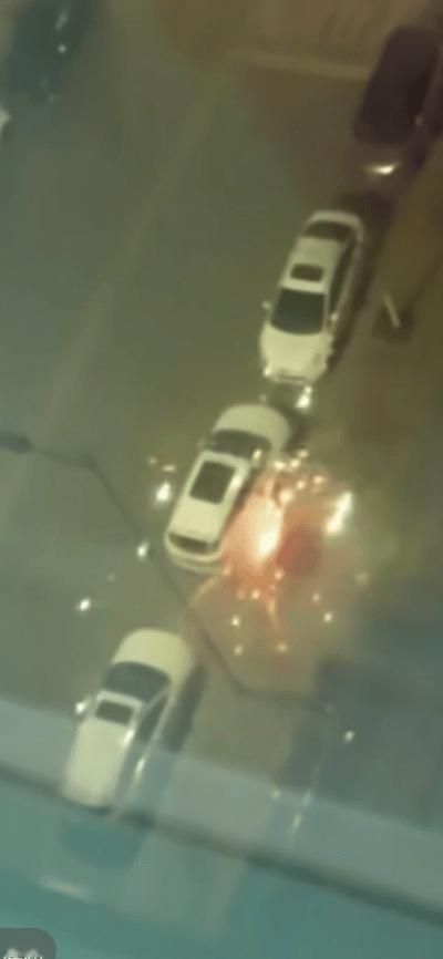 近日网友想拍烟花，却意外拍到白车“遭罪”现场。
有一对男女带狗在楼下放烟花，疑似