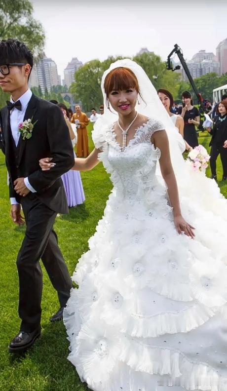 李行亮把麦琳带到一个不属于她的阶层。当她自己没办法向上变得更优秀的时候，她可以把