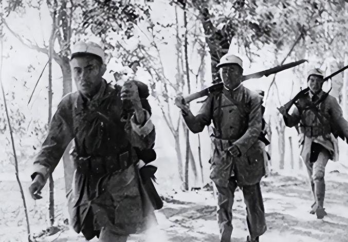 秘书偷偷撒高粱粒，周彪盯着那条路，后背发凉。

这一幕发生在1942年5月的冀中