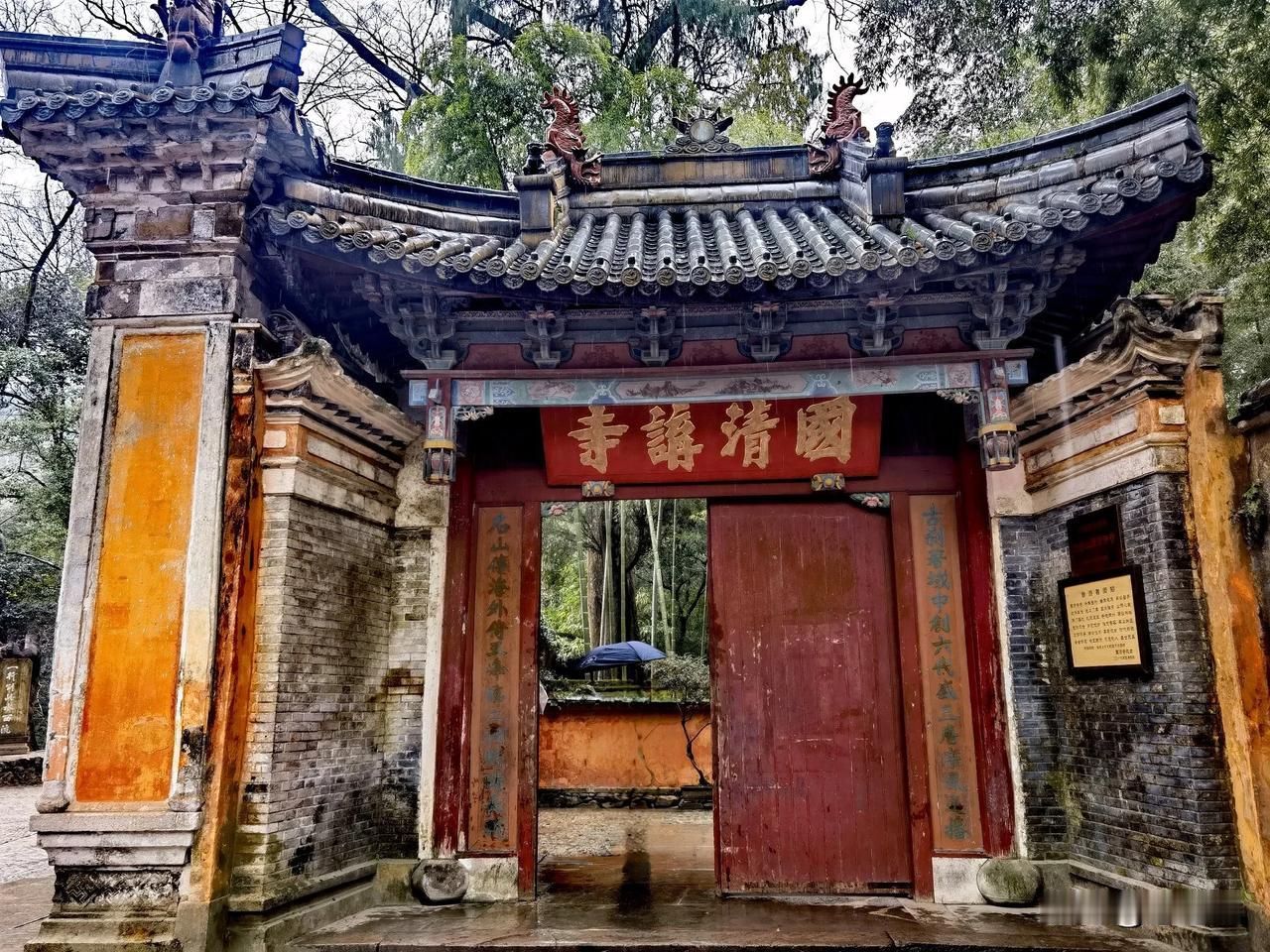 在众多的5A级旅游风景区里，浙江台州的隋代古刹国清寺，想必是最具诚意的一处了。不