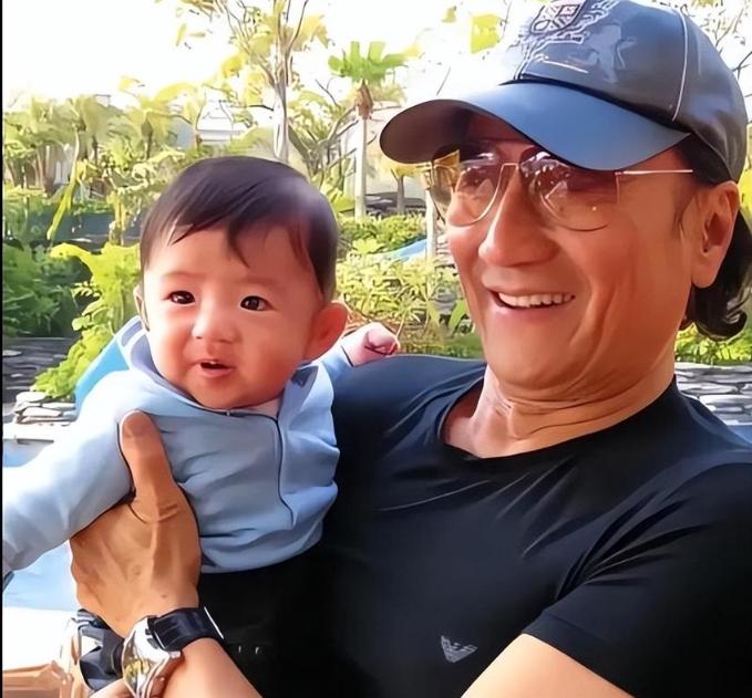 谢振轩留守老宅尽祖孙情，我觉得太值得了！谢贤走后，谢家低调处理后事，头七时家人聚