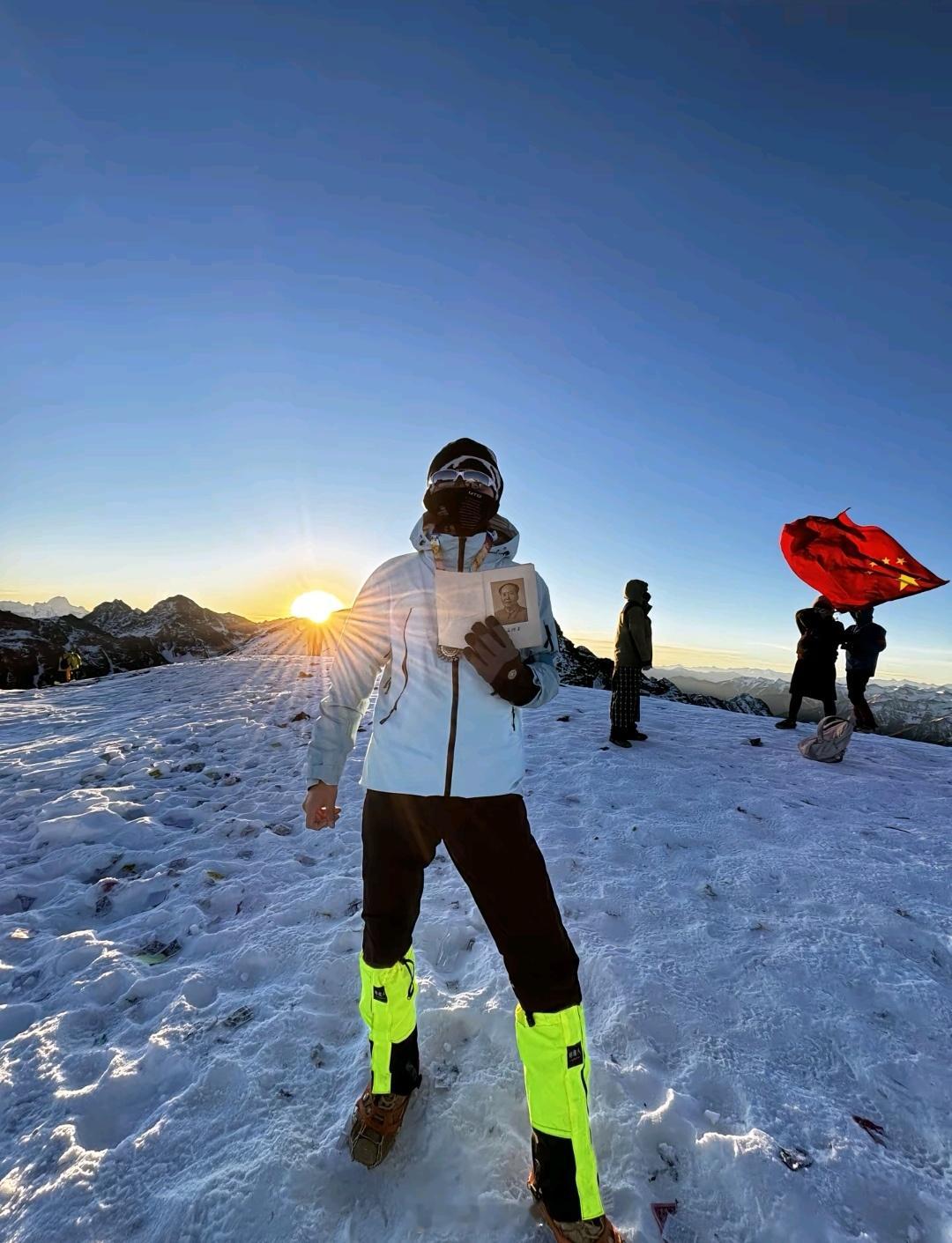 新中国历代青年，心中都存着对教员的敬爱。现在的老人，也曾是意气风发的青年。每一代