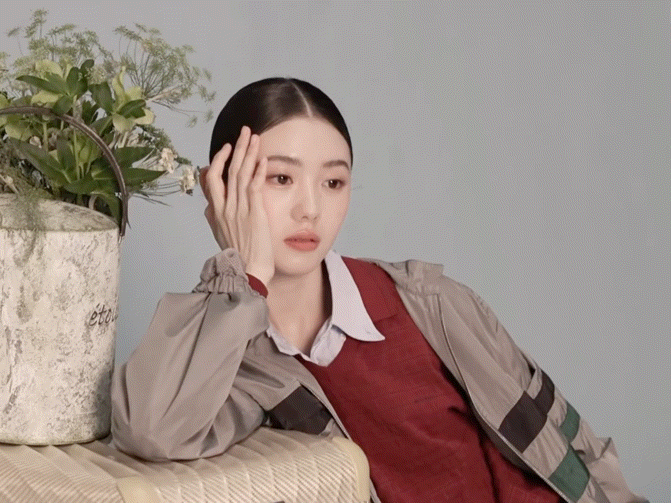 问题出在哪？同样的品牌，同样的风格，刘浩存甚至是难度最高的贴头皮发型，但赵今麦依