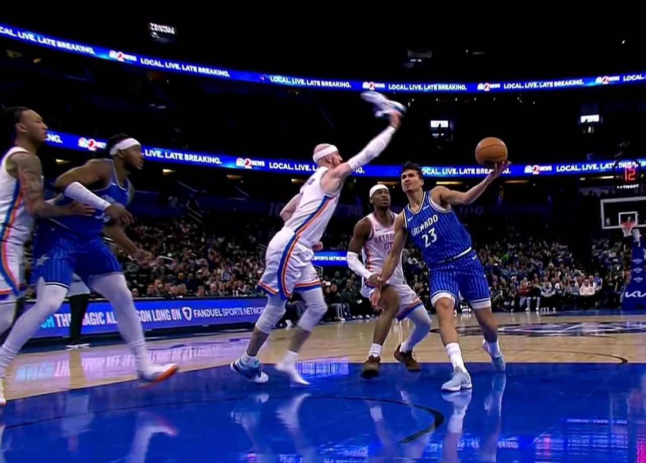 这才是真正的协防（鞋防）。

卡鲁索做到了真正意义上的协防，在卫冕冠军客场挑战魔