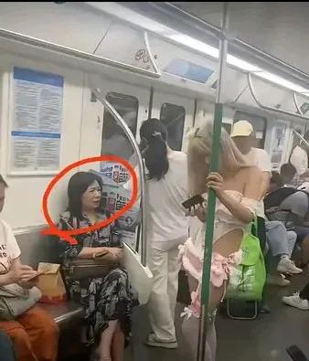 在地铁上，如果遇到身边女士穿着内三角和吊带的场景，简直是“大奇葩”！

估计谁遇