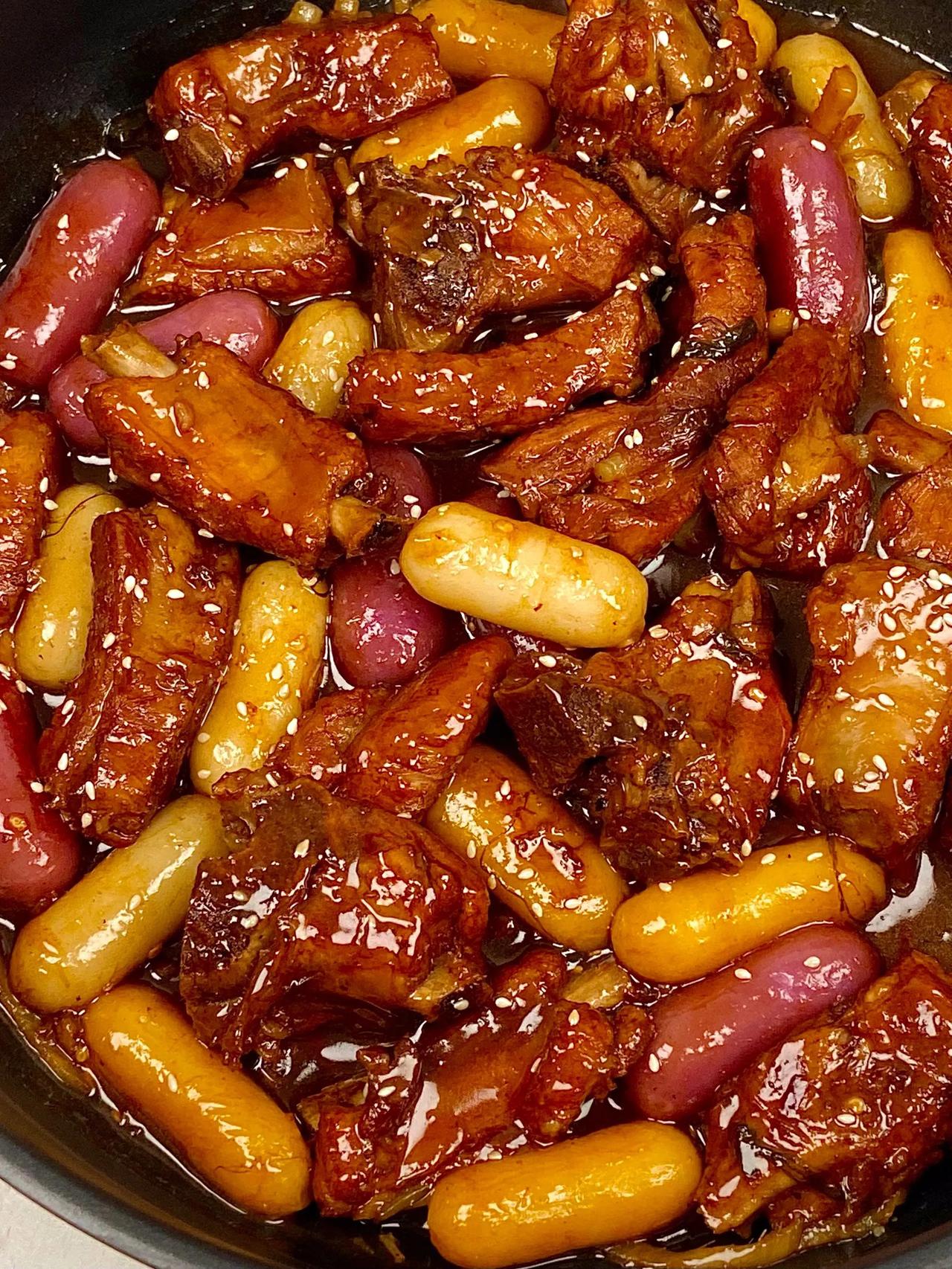 软烂入味的排骨搭配上软糯Q弹的年糕，这个组合真要吹爆了，太好吃了~
做法：
1、