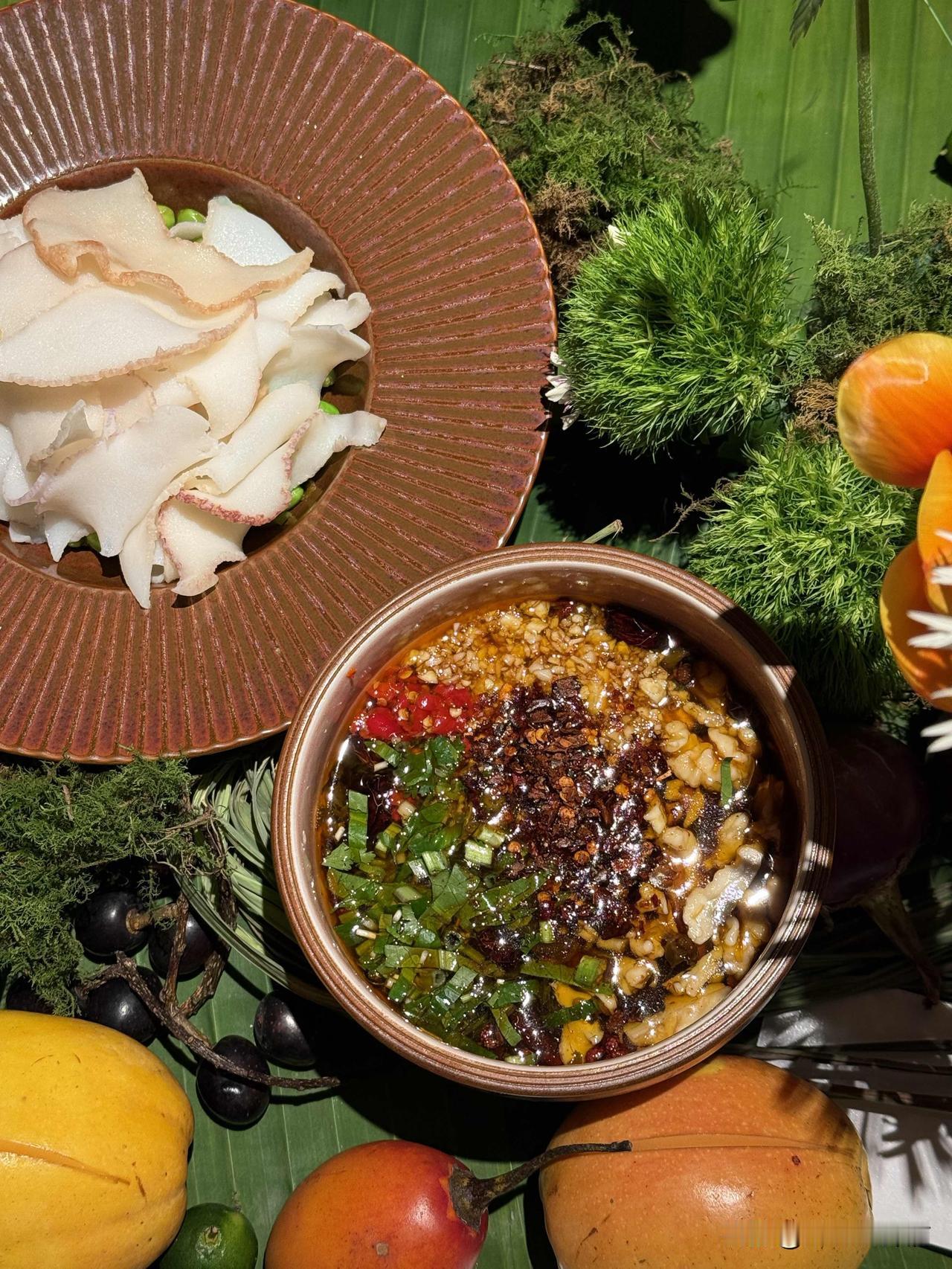 布朗族的餐桌
蕉叶为席 餐享四季
千年茶山的山野味道
今天是色味的极大满足

?