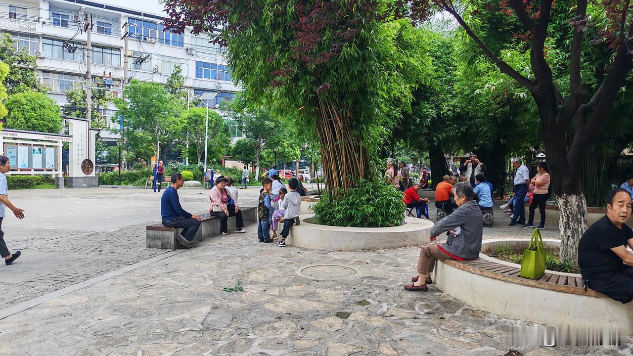 邀请你对下联！
上联：风轻柳岸云烟淡
下联：雨细桃溪雾气浓
        （下