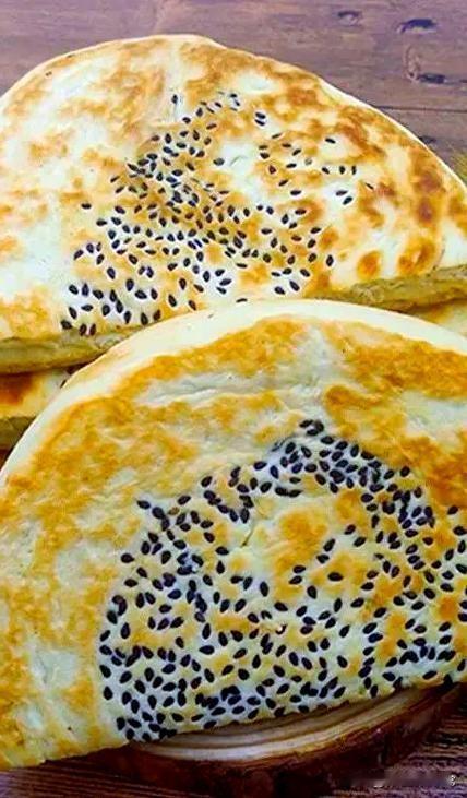 老家的饼子1.5元一个，我买了10元钱的。老板大大方方的给了七个。

我自己也烙