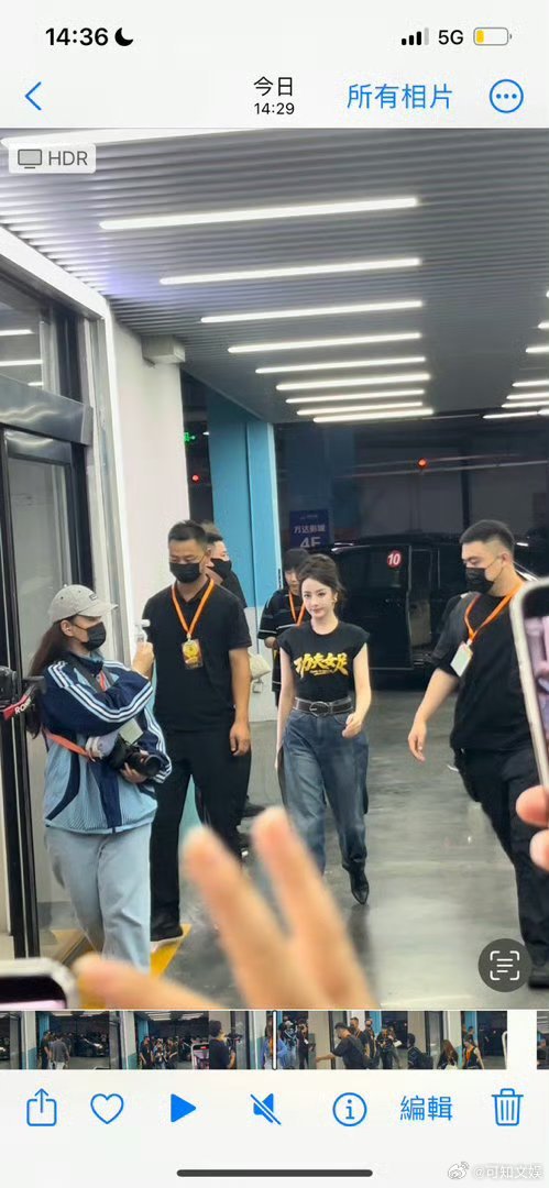 迪丽热巴穿了功夫女足短袖迪丽热巴功夫女足路演造型迪丽热的穿了功夫女足短袖，好干练