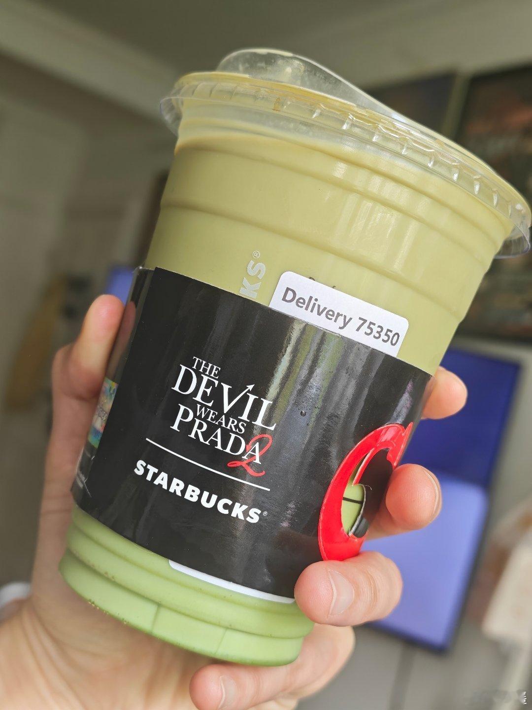 穿着普拉达的女王2，要来了吗星巴克的调色真的很难有胃口，这个抹茶鸳鸯像香精勾兑的