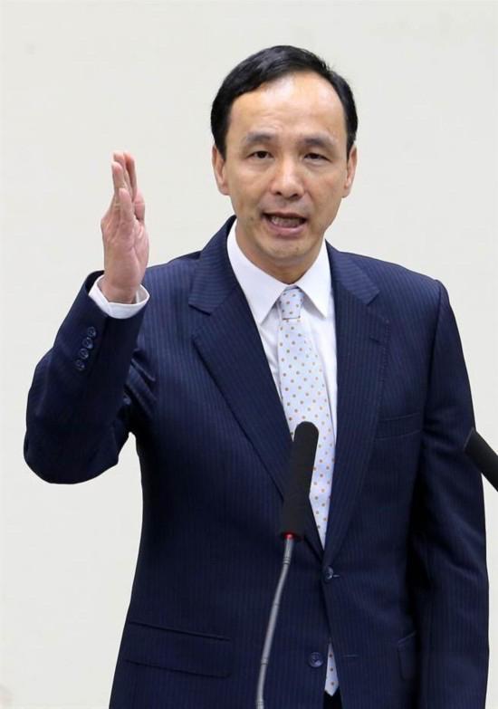"维持现状"这词儿，说白了就是台独的"马甲版"——不敢明着独，就换个说法拖着。既