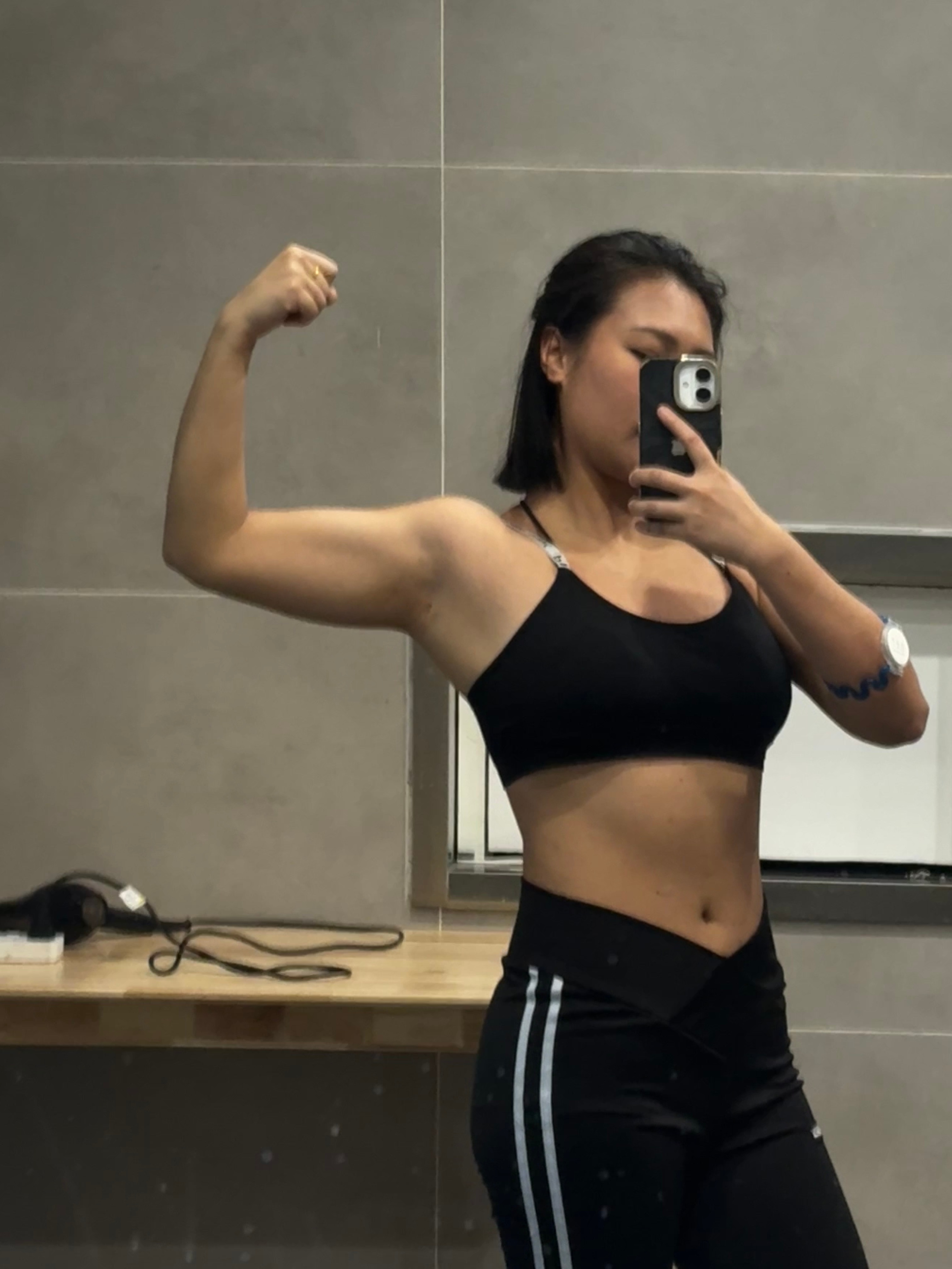 早起的朋友们，请你们看热乎的实况周五快乐🎊 