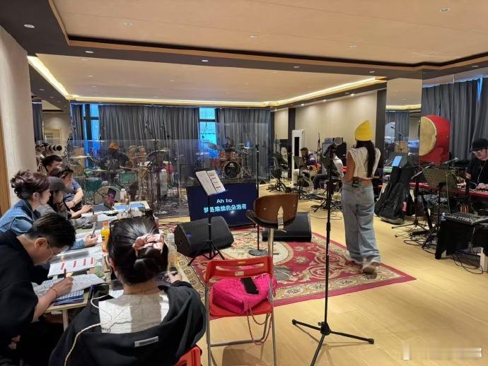 吉克隽逸提前20天备战演唱会 家人们！吉克隽逸5月10日成都演唱会提前20天就开