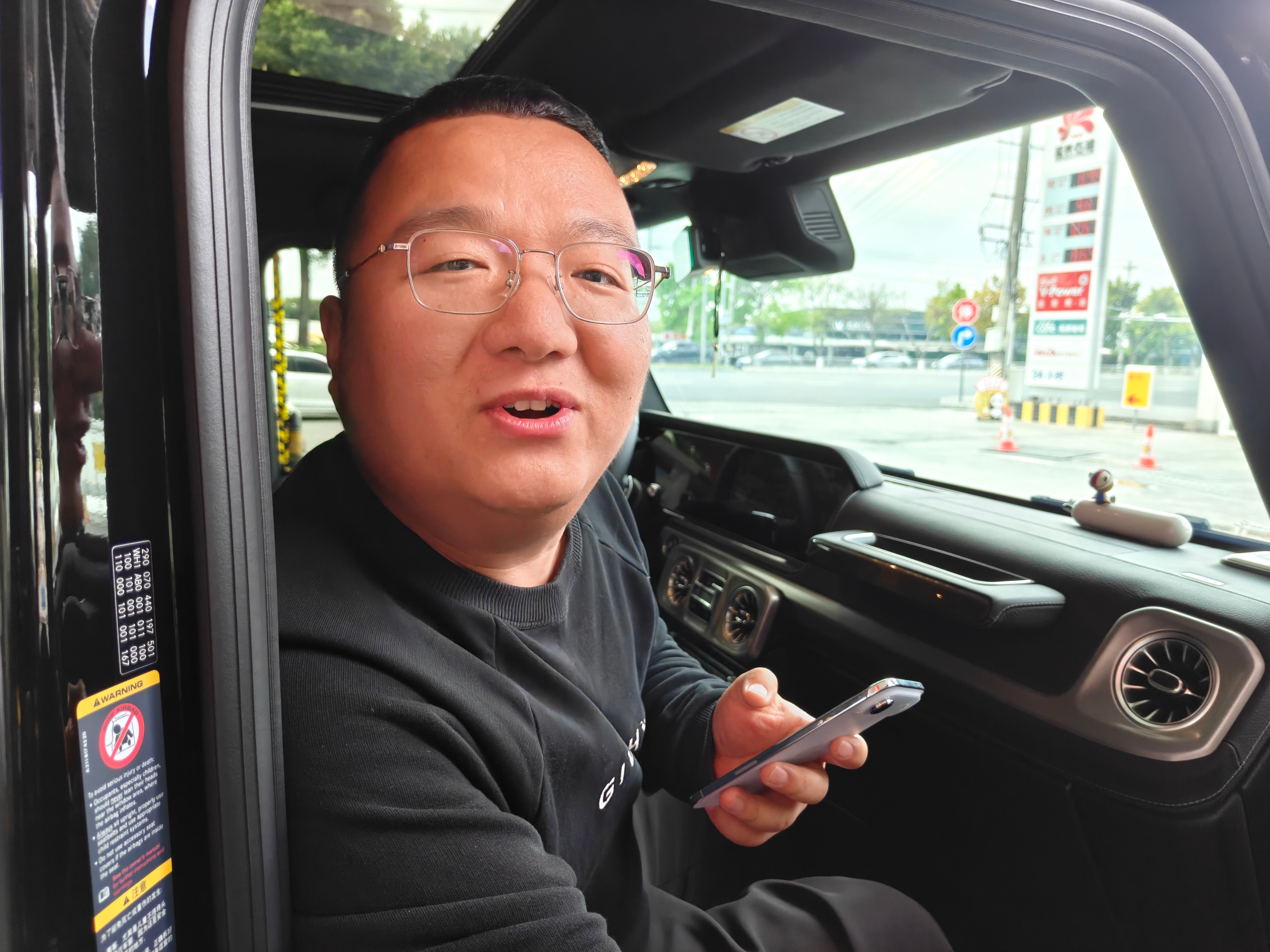 今天在成都开车来接我见面后发现他居然背着我买了奔驰大G 印象里开这车的人都是大哥