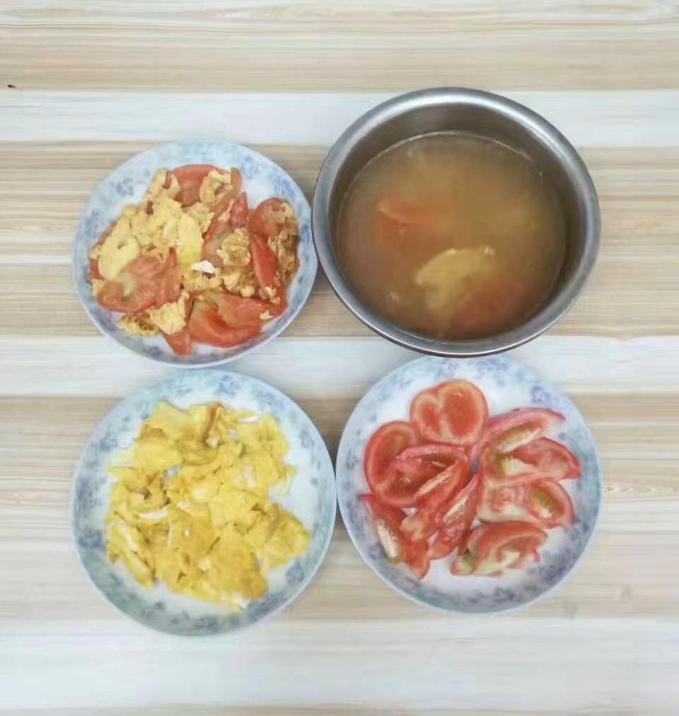 大家来看一看大三的女儿暑假之后，承包了全家的一日三餐，每天伙食标准是100块钱打