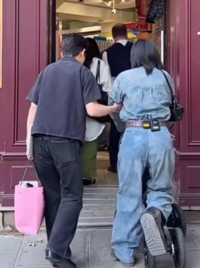 尚雯婕给李佳琦开车技术一个夯尚雯婕给李佳琦开车打十分 新手上路最怕飘，佳琦偏偏稳