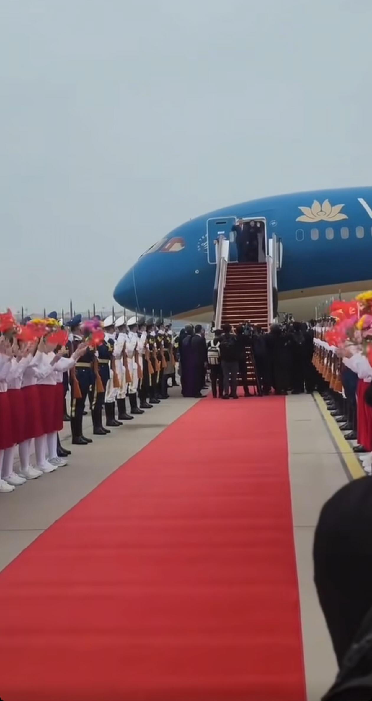 你们有没有发现，苏访华乘坐的飞机颜色和标志不一样，一看就不是中国航空公司的飞机，