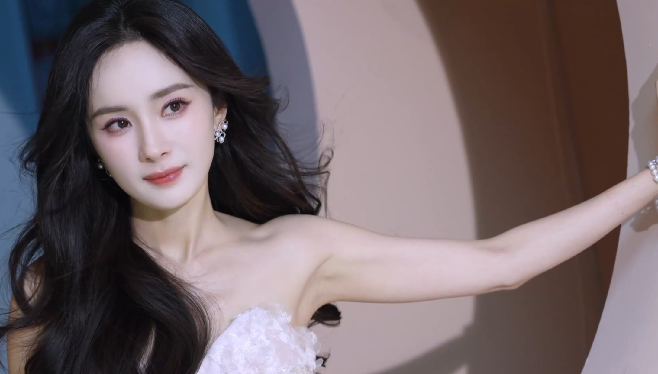 好喜欢杨幂的肌肉线条啊 ​​​