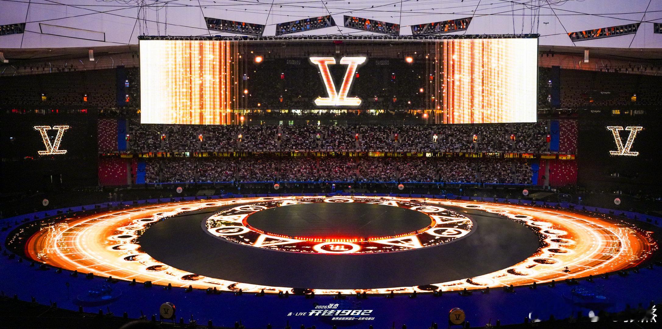 张杰站在华语乐坛舞美之巅每一首歌都和舞美完美适配，张杰真的永远都在超越自己！从宏