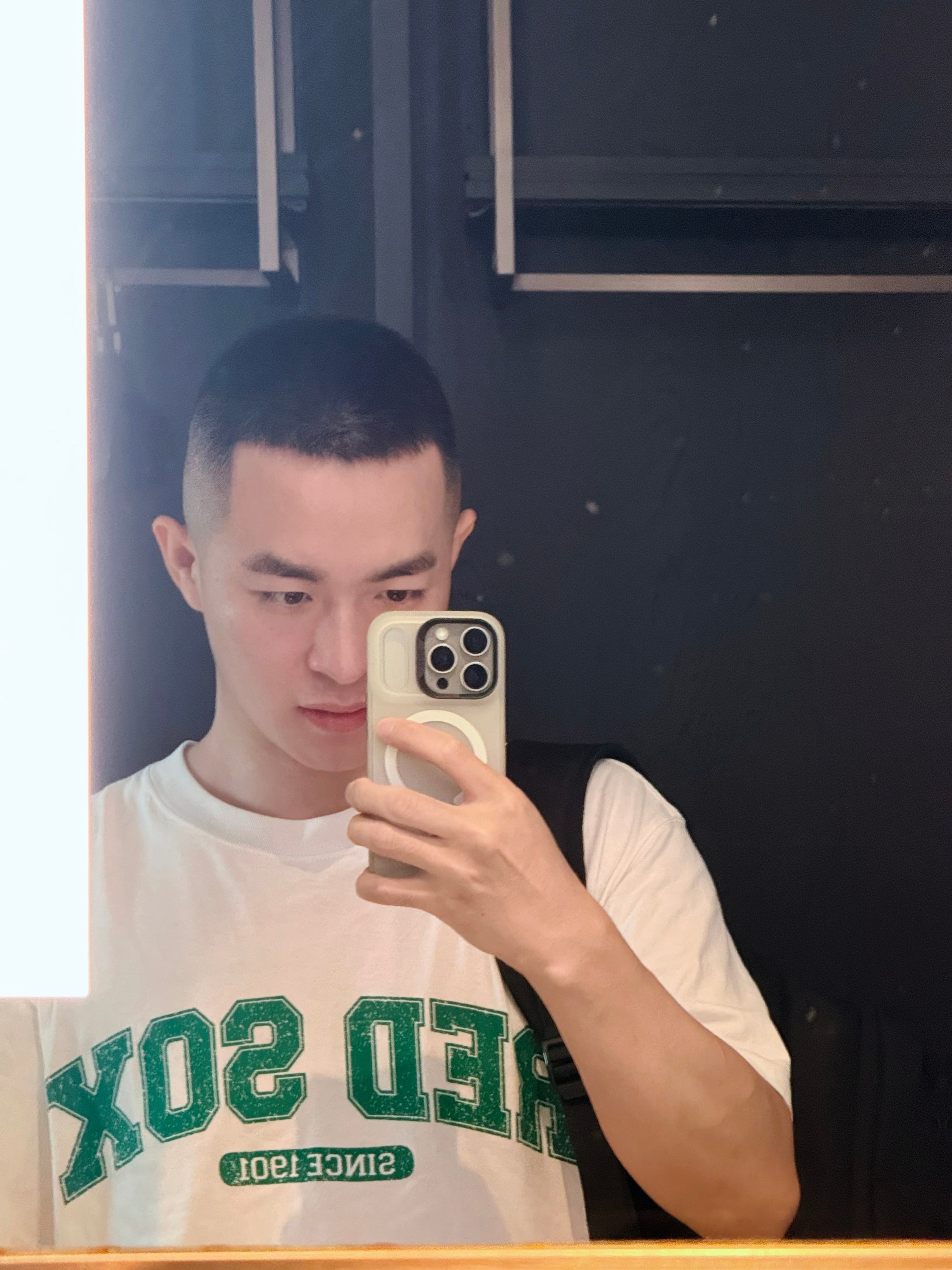 猫真的掌握了生活的真谛睡觉 吃东西  避开吵闹的人坐在阳光下 当感觉能量不对时就