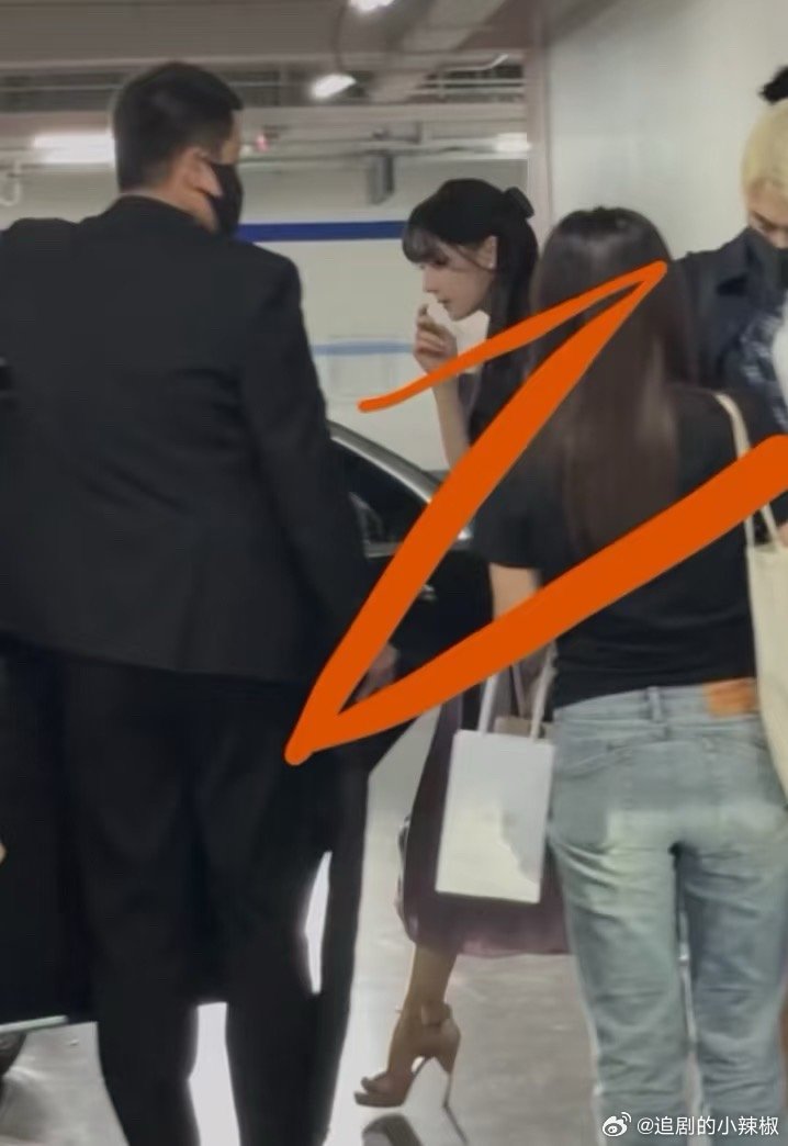 这个鞋子看着脚好遭罪，都垂直了 ​​​