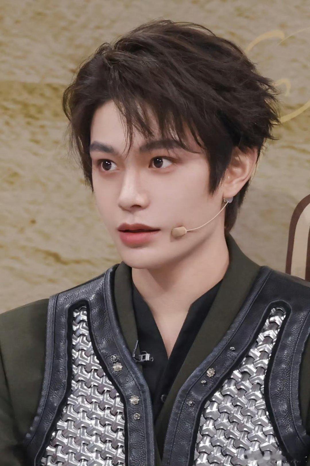 丁禹兮腾讯星光大赏 dyx丁禹兮星光大赏官宣照 亦不离不弃。以万水为凭，许斗转星