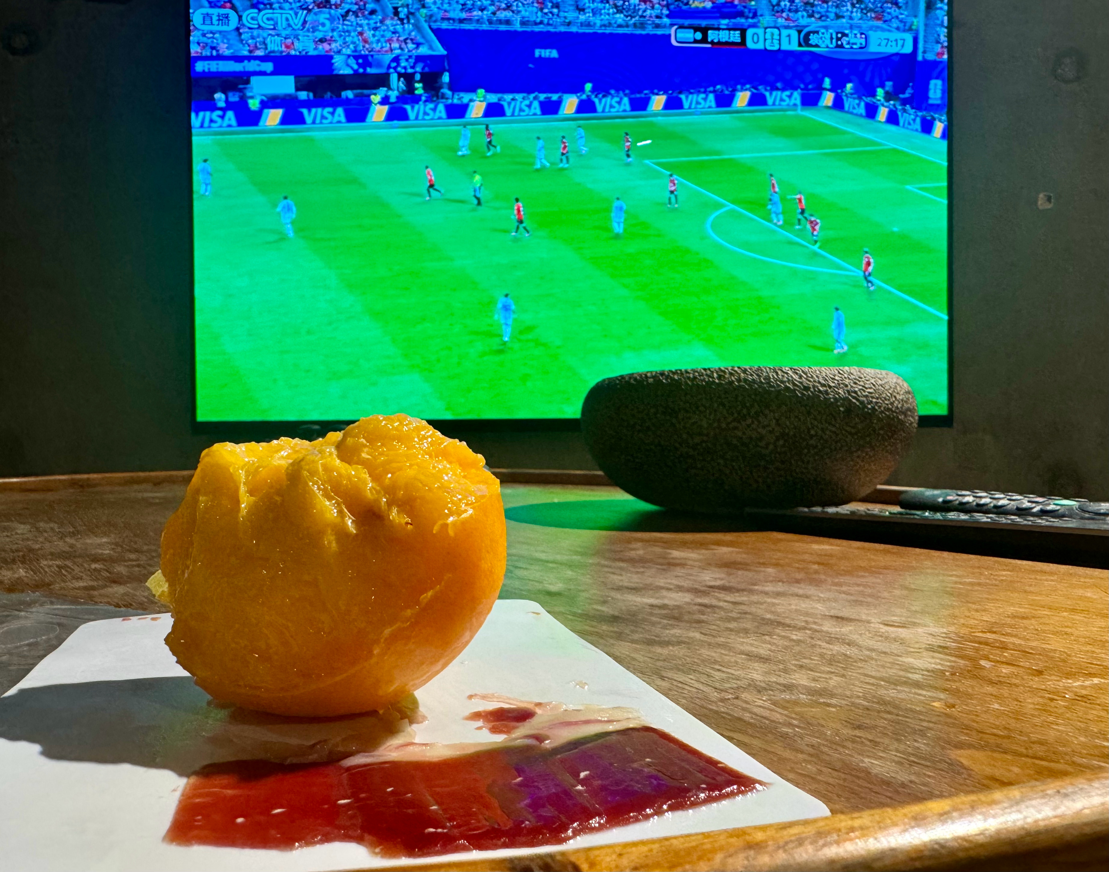 黄桃就火腿，味道不后悔。零点开赛不算熬大夜，这种感觉真挺好。这是阿根廷和埃及在世