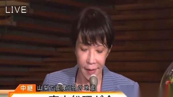 大半夜5.6级地震刚把人摇醒，打开电视等通报，结果好家伙，屏幕里的首相大人脸红脖