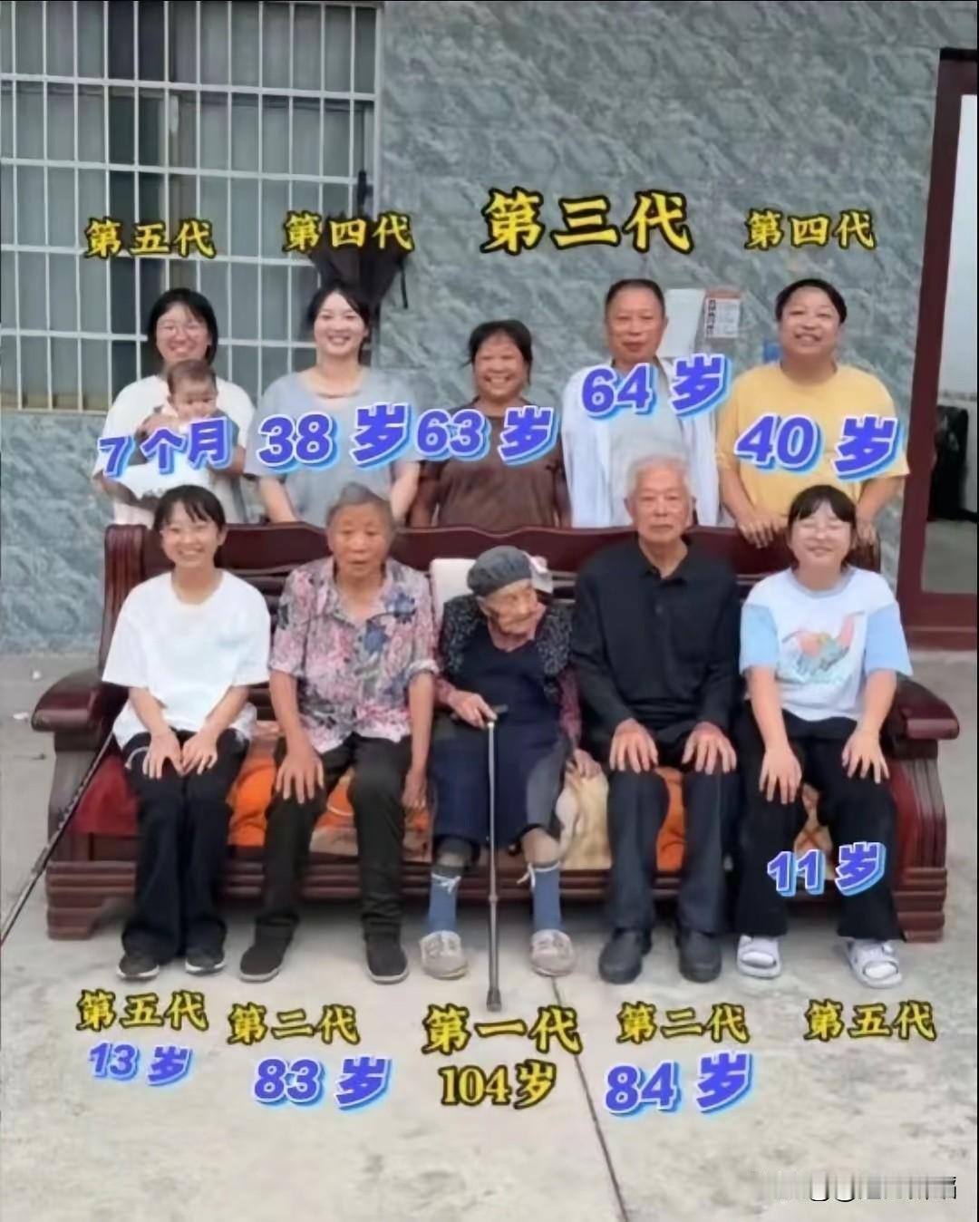 一看他们的合照就知道生活非常过得去，可以说是达到很多人羡慕的“小康生活”了！每个