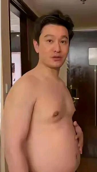 初看这张图确实吓了一跳，这不会是大帅哥黄晓明吧，什么时候已变成了大腹便便的了，平