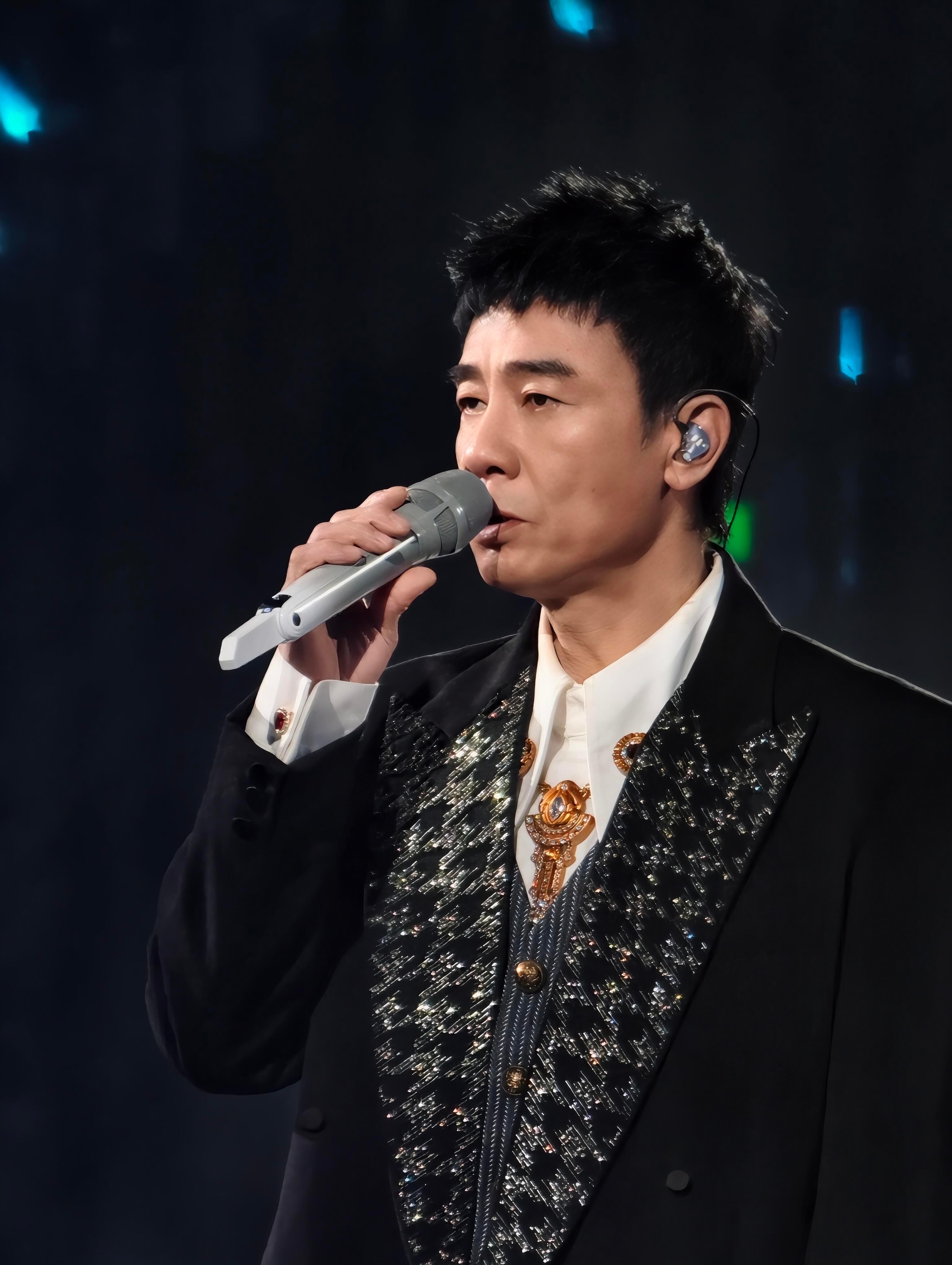 陈小春新歌山鸡开悟陈小春新歌人一个本命新歌来了！陈小春演唱会主题曲《人一个》，再