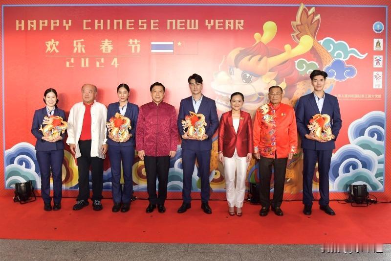 #泰国事儿#【中国驻泰国大使春节前夕送祝福】龙年春节临近，曼谷节日气氛渐浓。当地