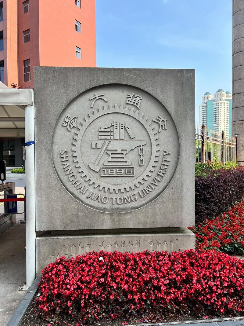 而且就她私吞侵占奖金的行为本身如何定义甚为关键，按照刑事立案标准，其私吞数额值是