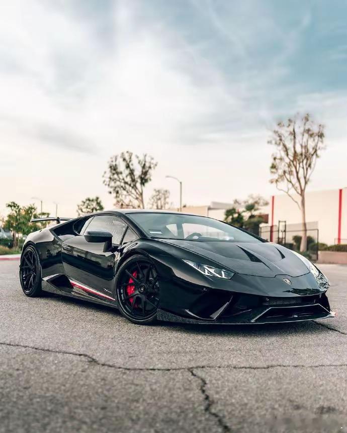 Lamborghini Huracan Performante 裸露的锻造碳纤维