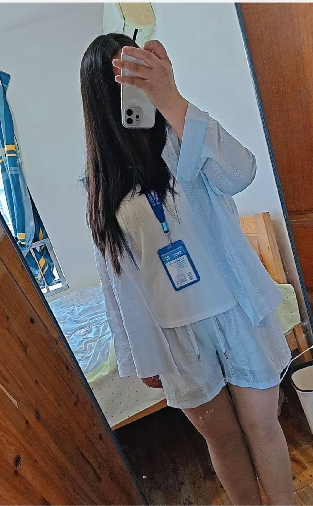 对什么都是无感的状态 越来越喜欢顺其自然蓝色衬衫➕白色裤子